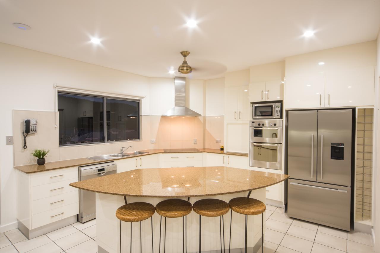 Portside Whitsunday Luxury Holiday Apartments Airlie Beach Exterior photo